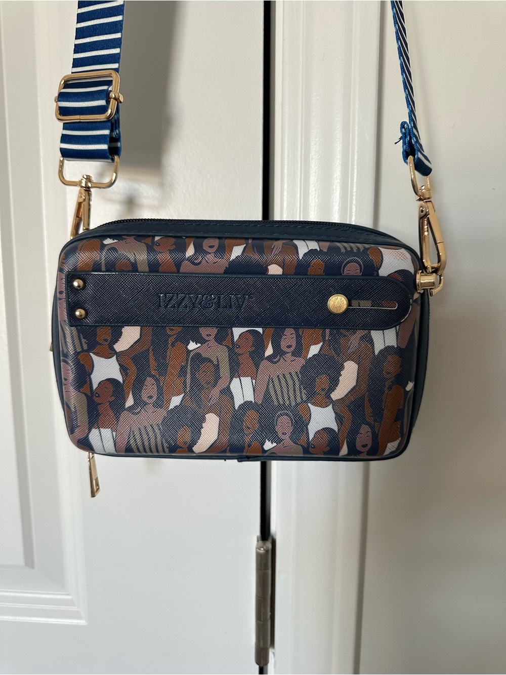 Izzy & Liv Crossbody Bag | Women Empowerment Print | Navy Blue | Gold Hardware - Picture 5 of 13